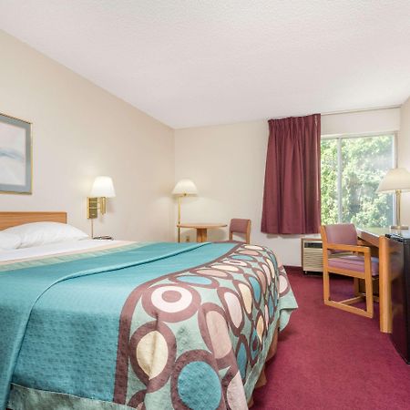 Super 8 By Wyndham Menomonie Wi Motel Екстериор снимка