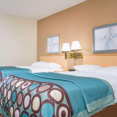 Super 8 By Wyndham Menomonie Wi Motel Екстериор снимка
