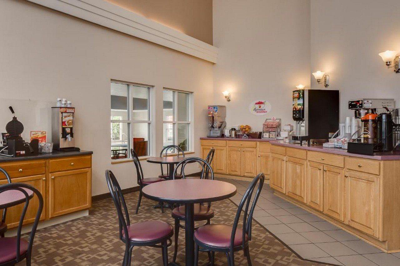 Super 8 By Wyndham Menomonie Wi Motel Екстериор снимка
