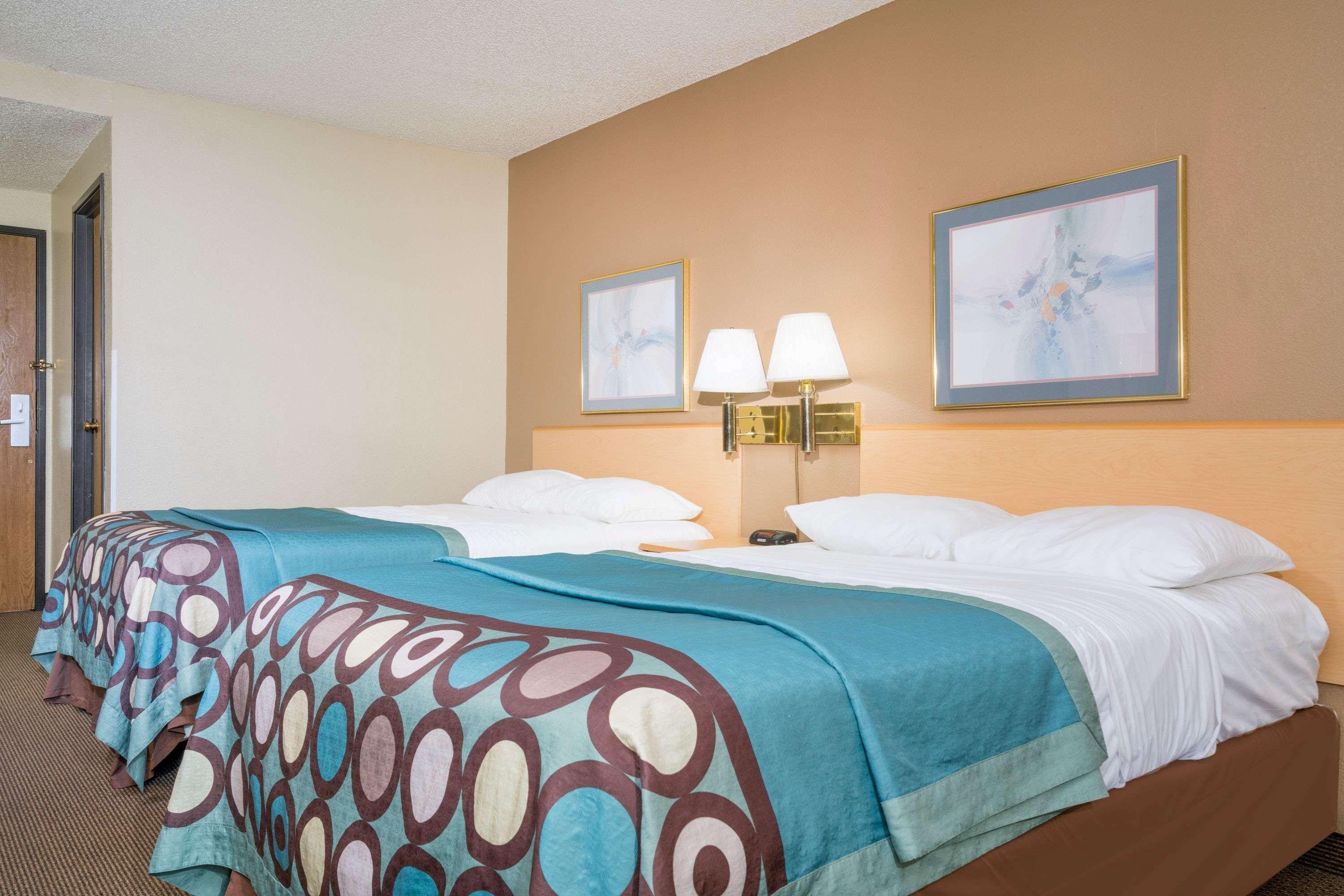 Super 8 By Wyndham Menomonie Wi Motel Екстериор снимка