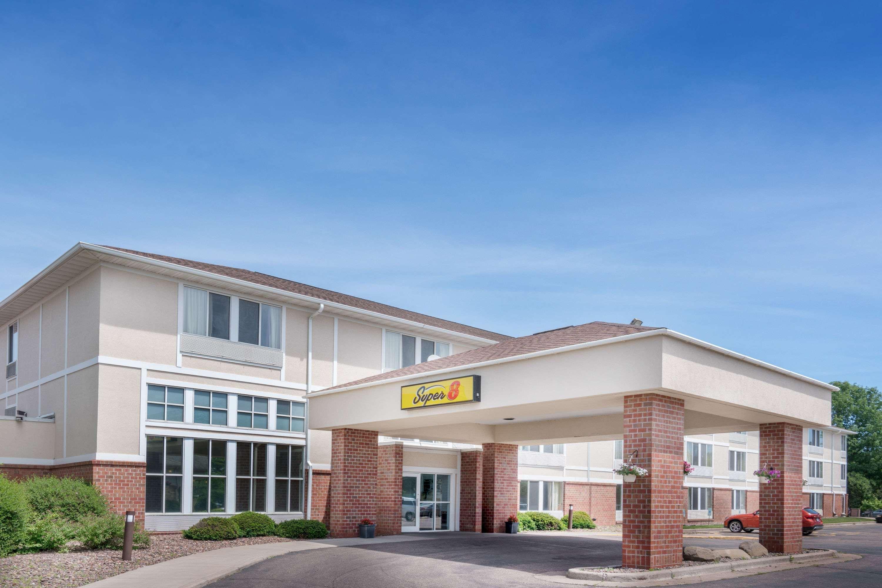 Super 8 By Wyndham Menomonie Wi Motel Екстериор снимка