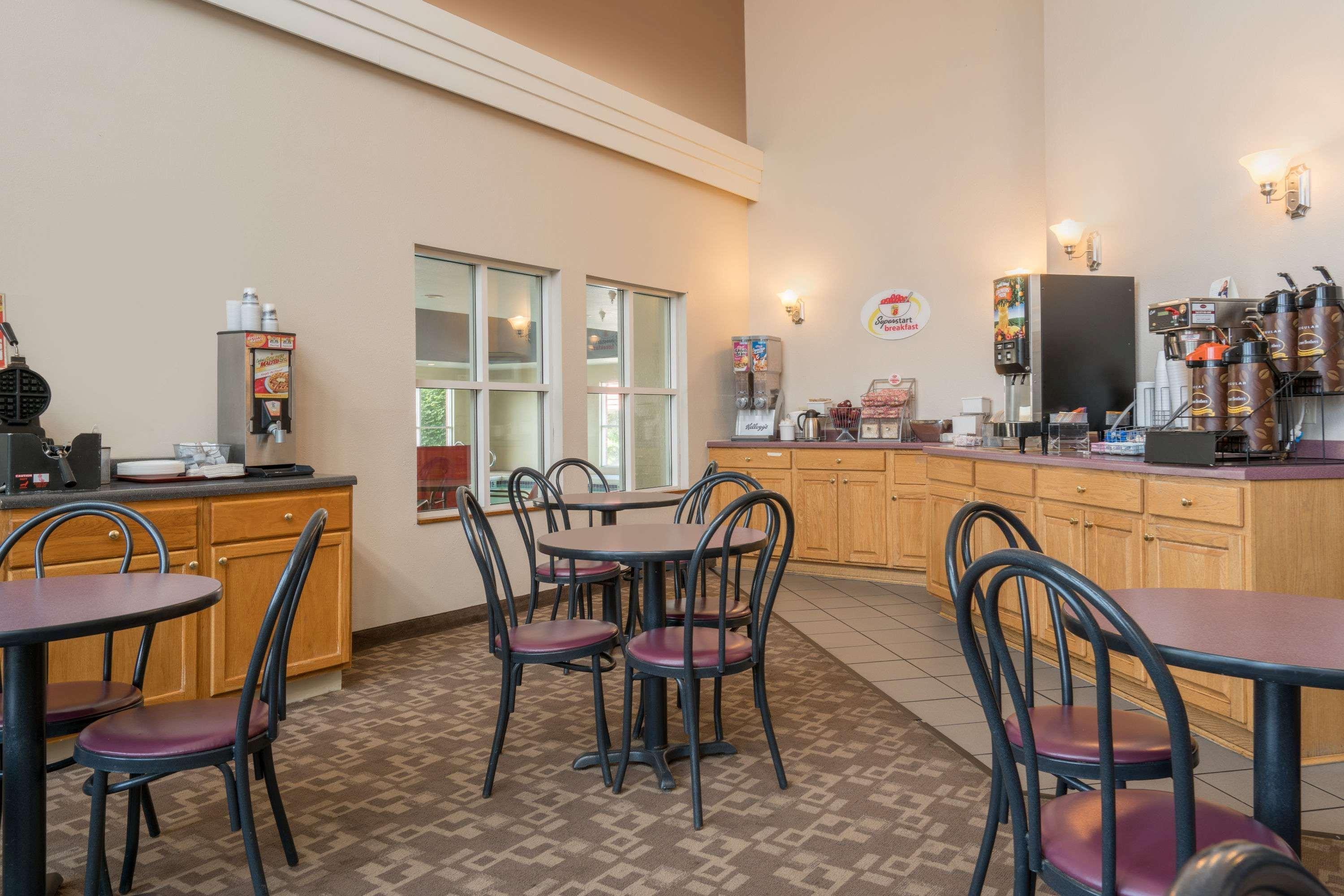 Super 8 By Wyndham Menomonie Wi Motel Екстериор снимка