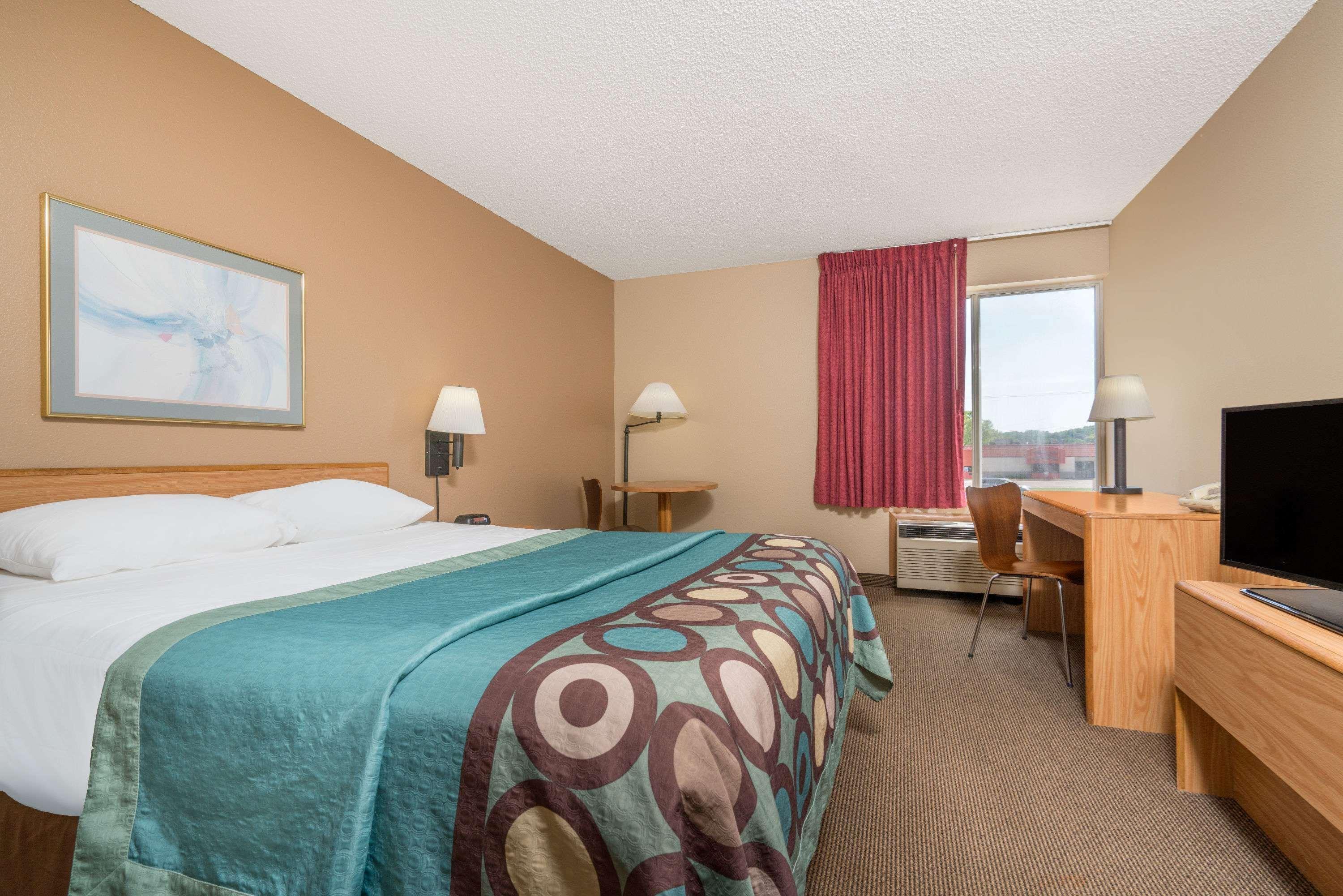 Super 8 By Wyndham Menomonie Wi Motel Екстериор снимка