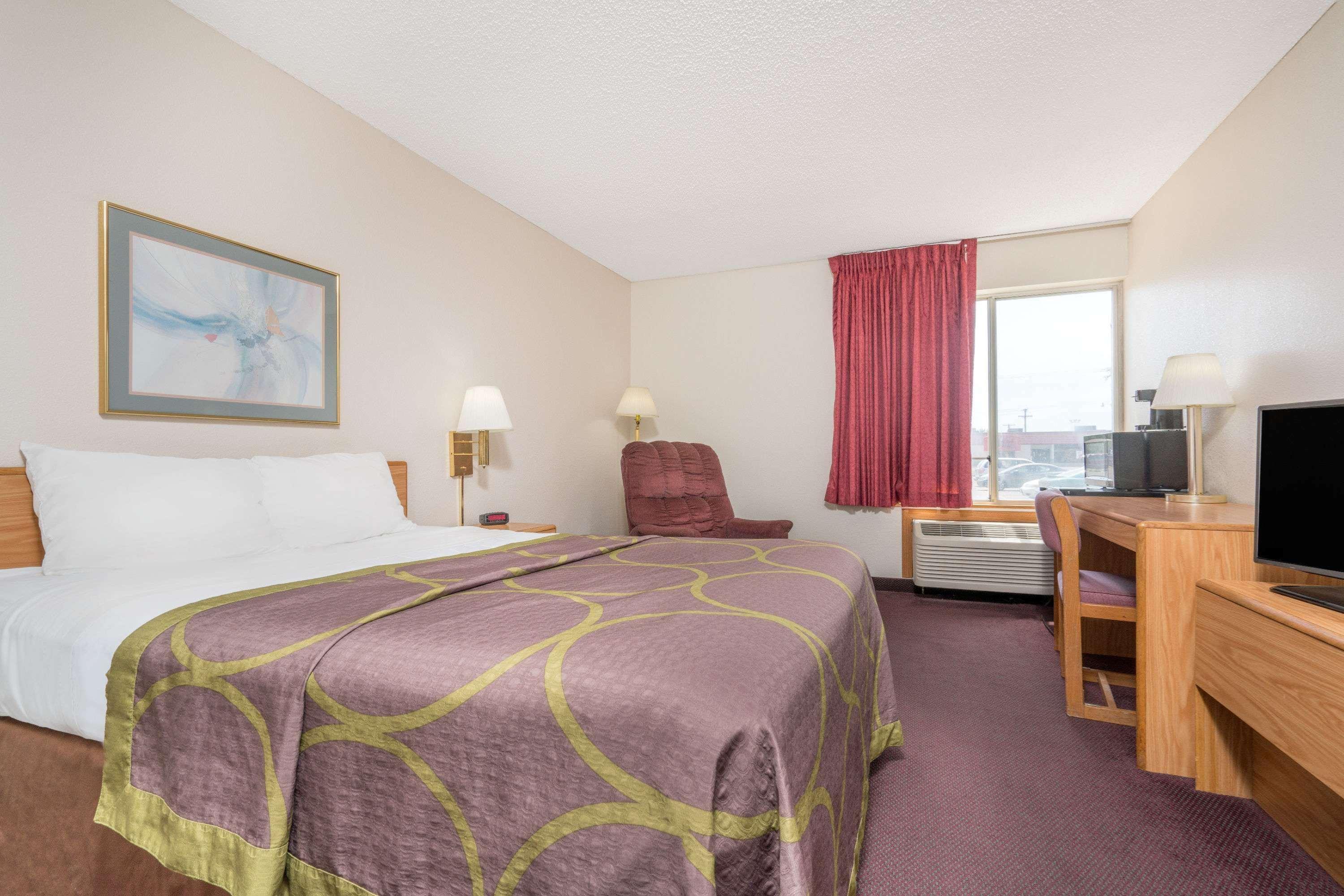 Super 8 By Wyndham Menomonie Wi Motel Екстериор снимка