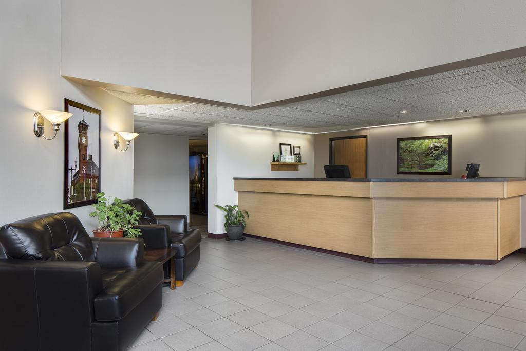 Super 8 By Wyndham Menomonie Wi Motel Екстериор снимка