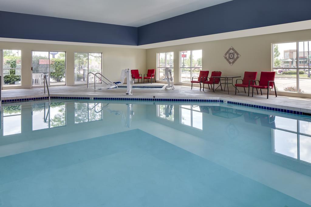 Super 8 By Wyndham Menomonie Wi Motel Екстериор снимка