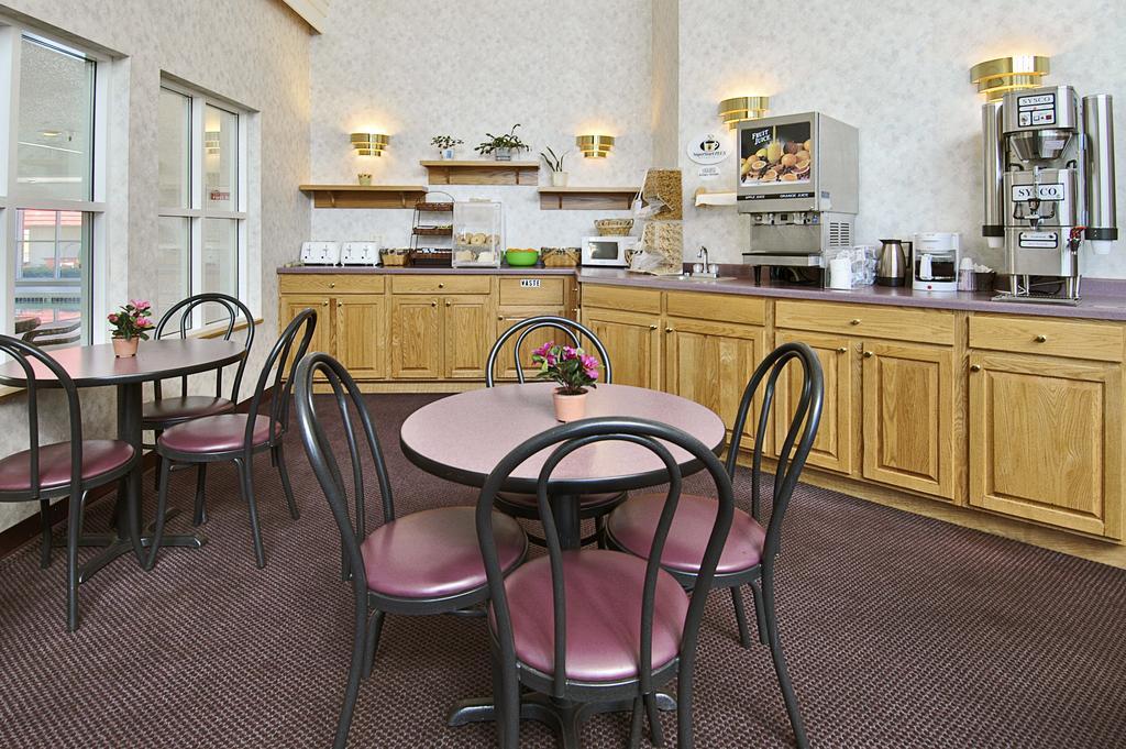 Super 8 By Wyndham Menomonie Wi Motel Екстериор снимка
