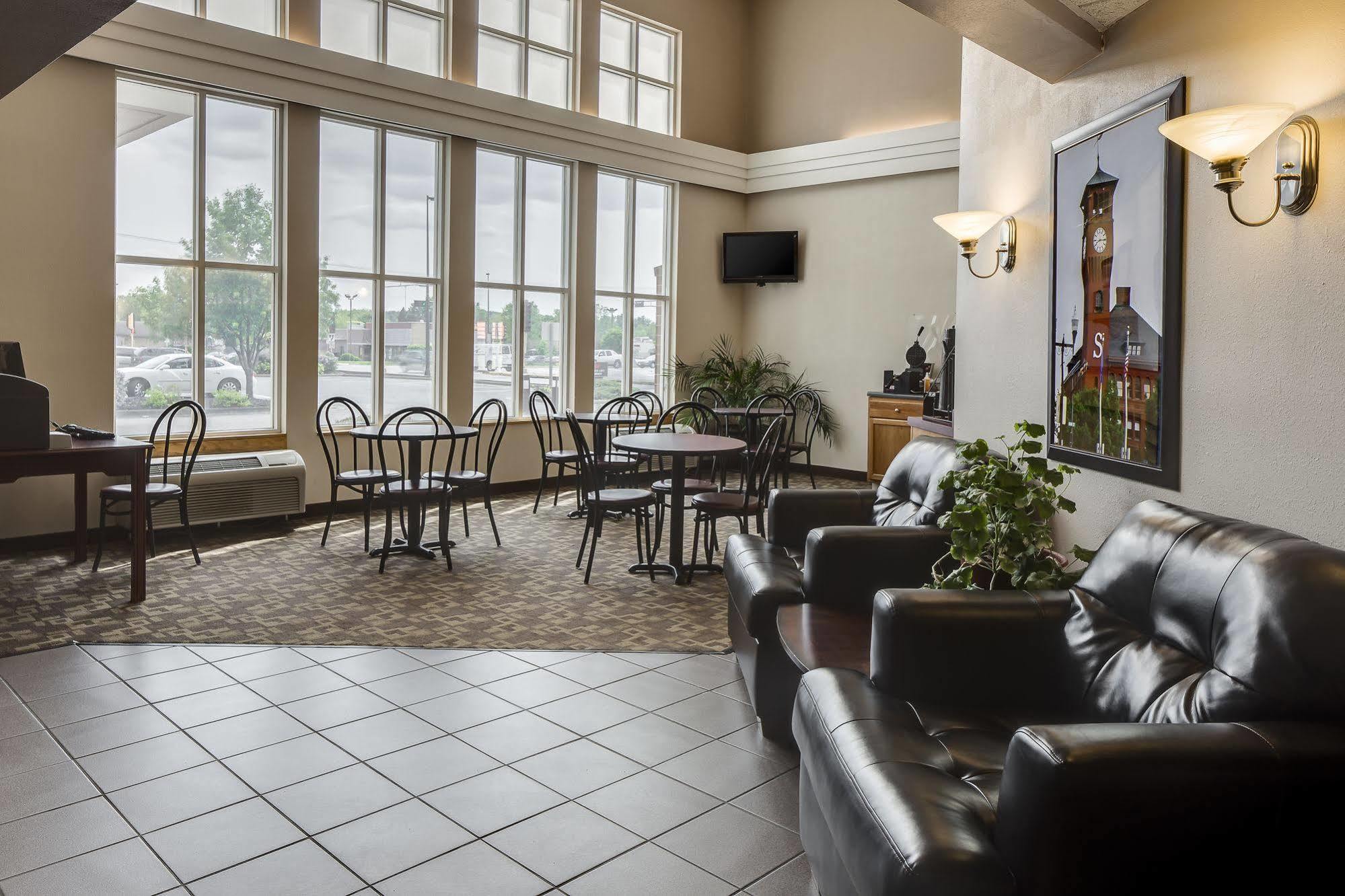 Super 8 By Wyndham Menomonie Wi Motel Екстериор снимка